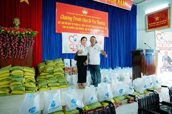 Hình ảnh những bàn tay nắm lấy nhau, tượng trưng cho sự hỗ trợ và giúp đỡ